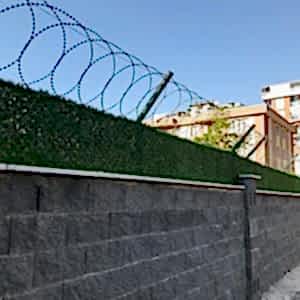 panel çit üzeri jiletli tel